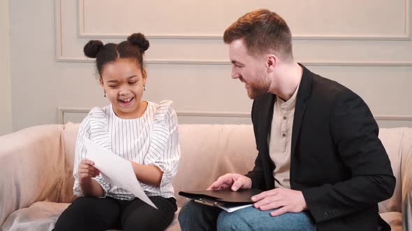 African American Girl Having Session with Pshycoterapist alt