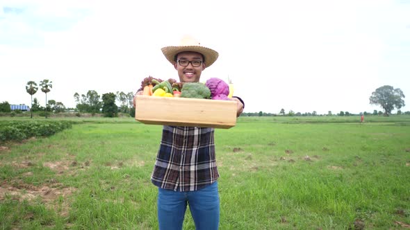 The farmers brought the vegetables that were harvested to send to the customers who came to buy. alt