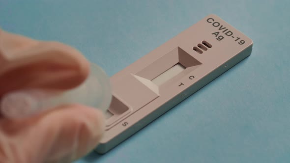 Applying a Corona Rapid Test. alt