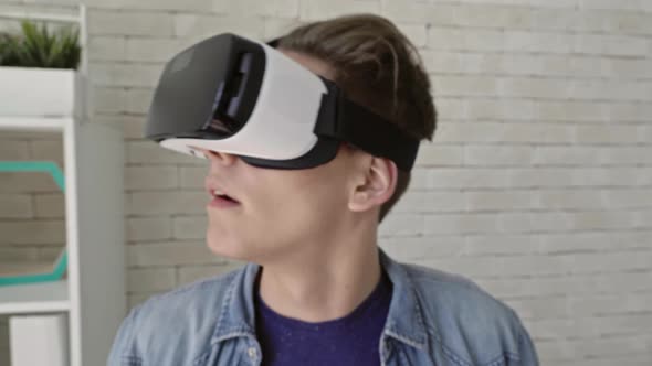 Experiencing Virtual Reality alt