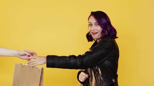 Black Friday Surprised Woman Big Sale Discount alt