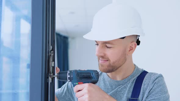 Master in a Helmet and a Screwdriver Installs Windows alt