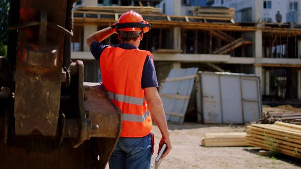 Good Looking Middle-aged Foreman at Construction alt