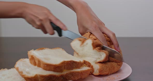 Cut a homemade white bread  alt