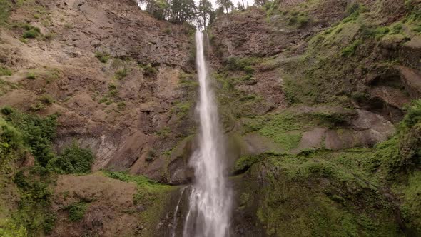 Wonderful Clear Waterfall Hiking in America to the Wakina Falls Oregon alt