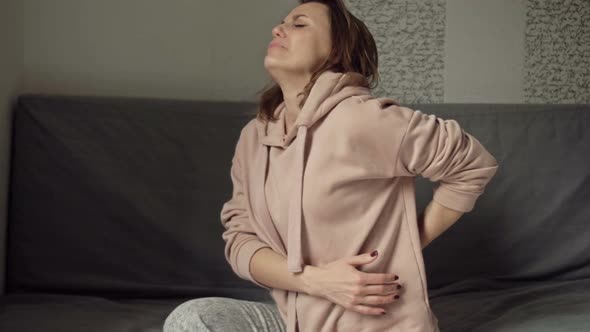Woman Felt a Sudden Sharp Pain in Her Back alt