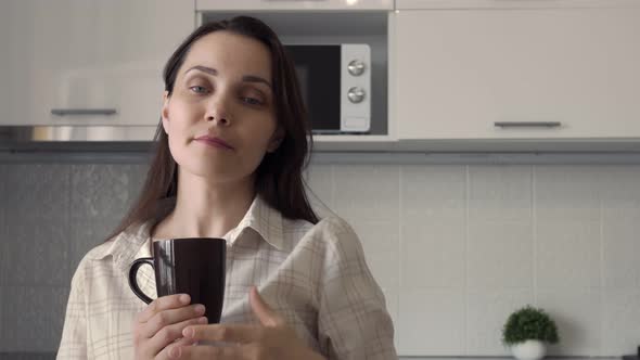 A Beautiful Woman with a Cute Face Style Her Hair As She Pleases alt