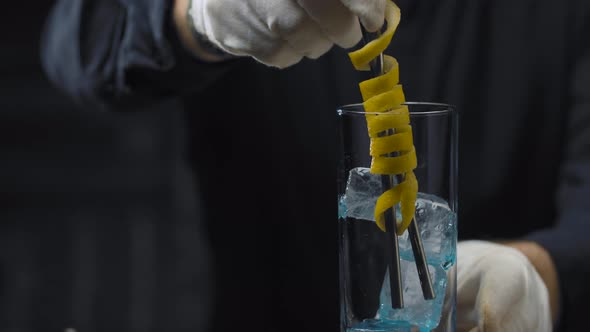 Preparing of Blue Lagoon Cocktail alt