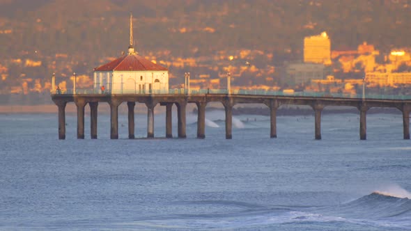 The Manhattan Beach Pier at sunrise. alt