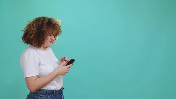 Internet Bullying Body Shaming Woman Phone Message alt