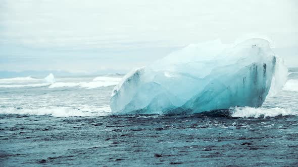 Icebergs of Jokulsarlon Iceland alt