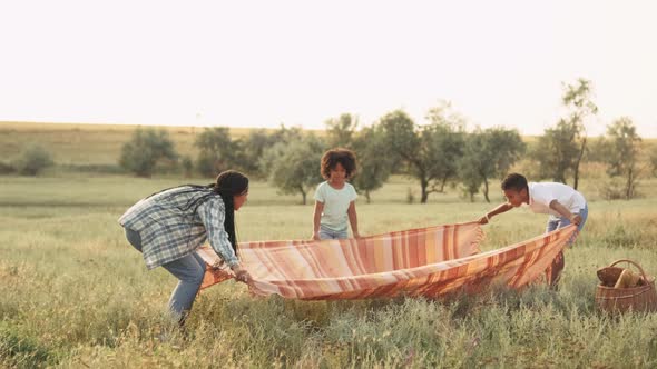 A happy family is going to have a picnic time alt