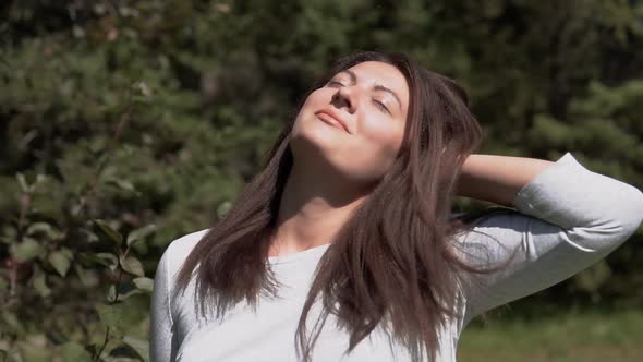 Beautiful Sexy Girl Posing in the Park alt