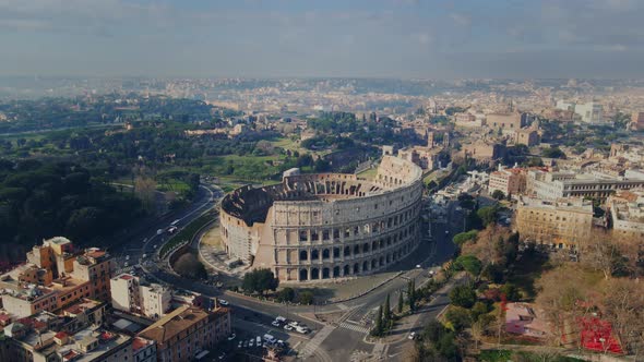 Slow rise of Roman Colosseum in Italy alt
