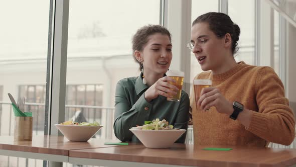 Friends Drinking Beer in Cafe alt