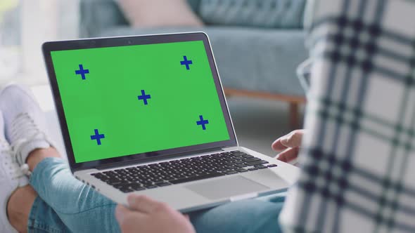 Man typing on laptop alt