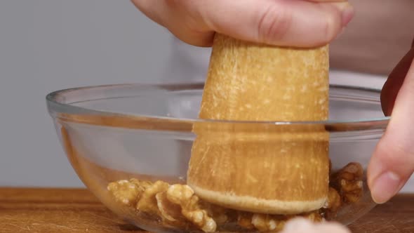 Cook in Glass Bowl Grinds Walnut alt