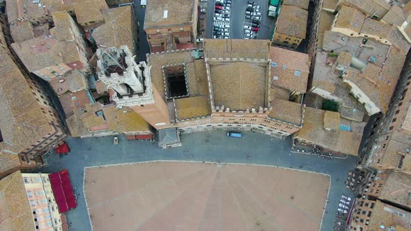 Flying over Piazza del Campo - main public space of the historic center of Siena alt