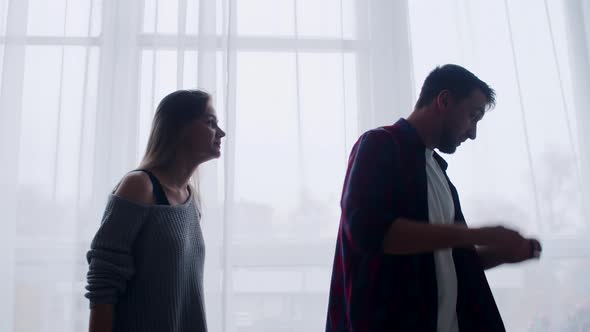 Young Married Couple Quarreling in Living Room Shouting at Each Other Emotionally Gesticulating Side alt