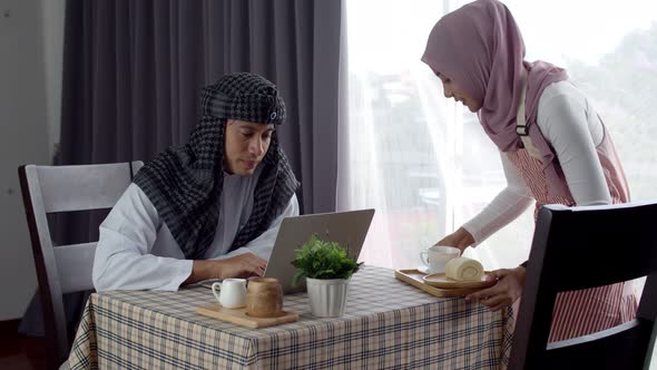 Young muslim workingman use laptop in coffee shop