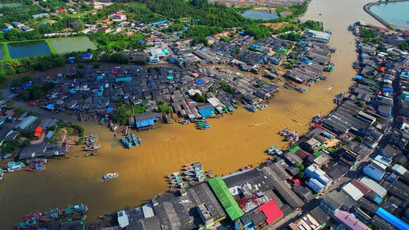 A fishing boat is sailing at Pak Nam Chumphon alt
