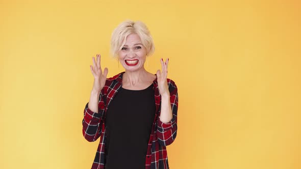 Angry Quarrel Arguing Woman Rage Expression alt