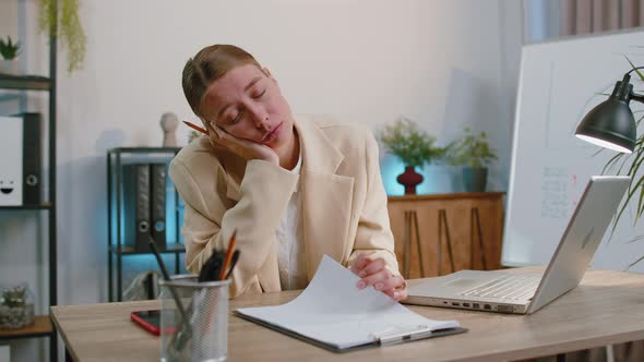 Bored Sleepy Business Woman Worker Working on Laptop Computer Yawning Falling Asleep at Office alt