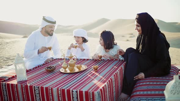Family from the emirates in the desert alt