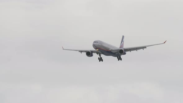 Aeroflot airplane descending in crosswind alt