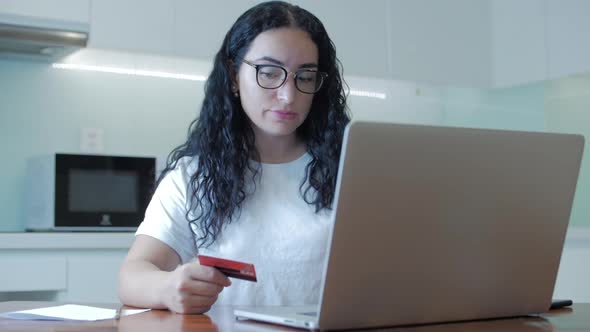 Young Woman in Beautiful Sunny Day Making Online a Purchase Easy Payment on the Internet Using a alt