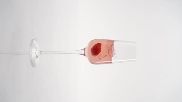 Vertical video, Close-up of sparkling champagne being poured into a glass; bubbles in a glass alt