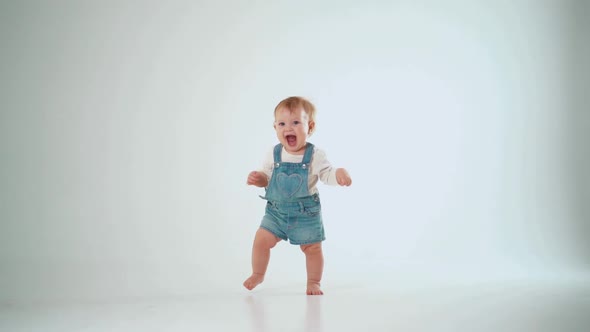 baby 10 months first successful steps, but not solved. studio slow motion alt