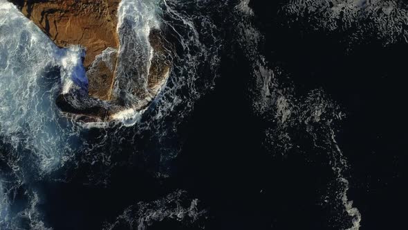 Sydney is build on sandstone. The sandstone cliffs along the pacific coast are dramatic. These are s alt