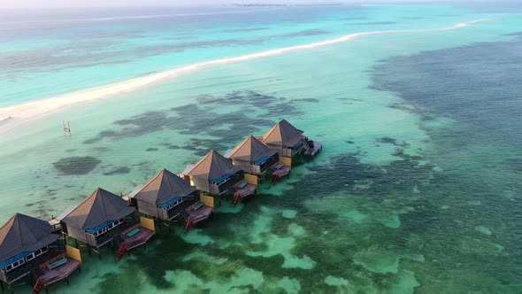 Beach bungalows at Kurdu Island, Maledives alt