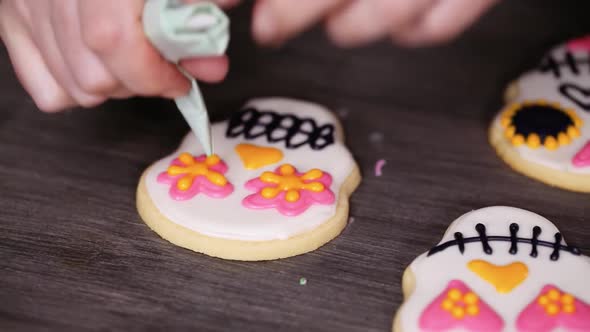 Step by step. Decorating sugar skull cookies with different color royal icing. alt