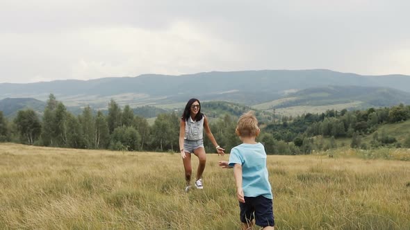 Children Play with my Mom in the Mountains a Fun Family alt