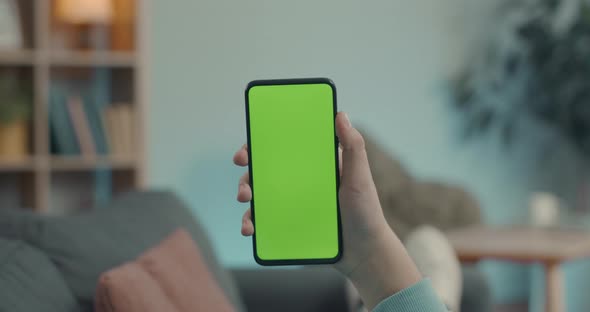 Close Up of Smartphone with Chroma Key Screen on Male Hand alt