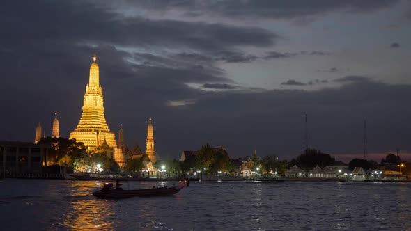 Night View of Wat Arun Temple in Bangkok, Thailand, on the West Bank of the Chao Phraya River alt