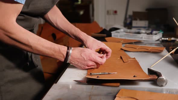 Master Sews the Details of the Wallet with His Own Hands, He Is in the Factory alt
