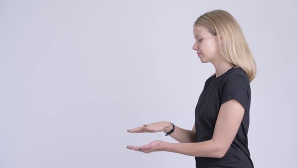 Young Happy Blonde Woman Snapping Fingers and Showing Something alt