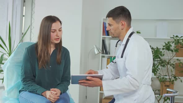 Young Woman at a Doctor'S Appointment in a Medical Clinic alt