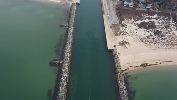An aerial view over the Shinnecock Canal in Hampton Bays, Long Island, NY. The drone camera dolly ou alt