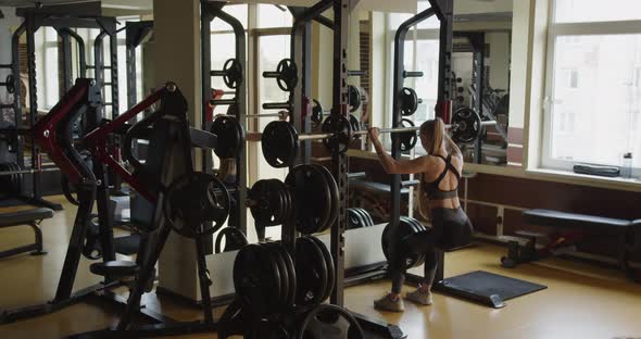 Girl Pumps Her Buttocks In The Gym