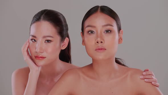 Couple of beautiful girls with white skin and tanned skin. alt