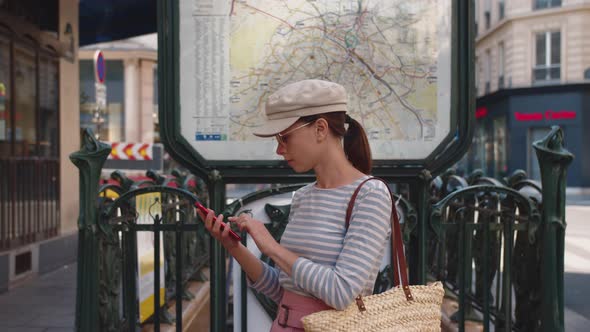 A young girl with a phone in Paris alt