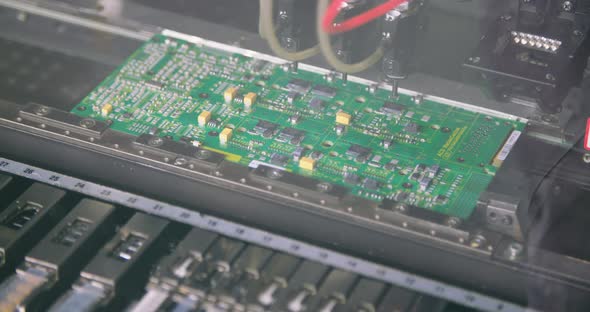 Surface Mount Technology SMT Machine places elements on circuit boards alt