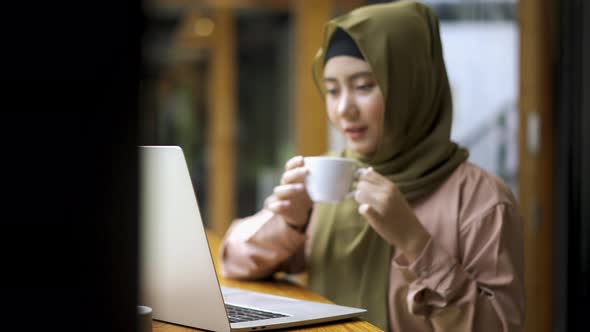 Young Asian Muslim Woman Working in the Coffeeshop 04