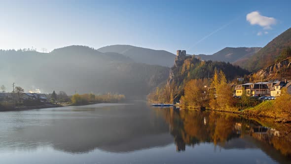 Hyperlapse Strecno Castle at Autumn, Slovakia alt