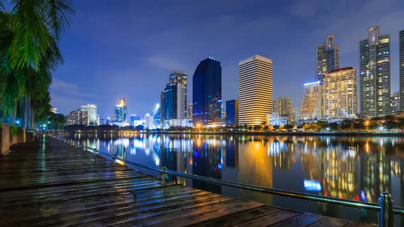 4k Time-lapse of Bangkok city night view at Benjakitti Park, Bangkok, Thailand alt