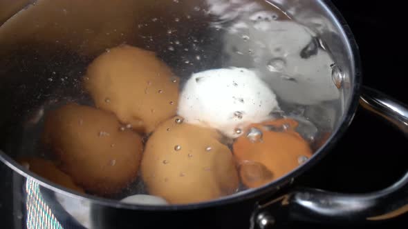 Boiling chicken eggs